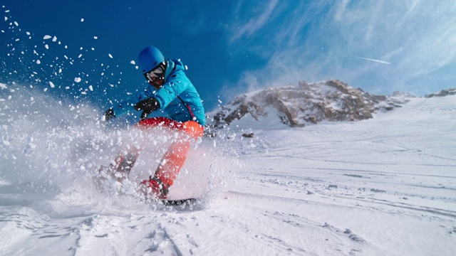 速度坡道滑雪板切割在阳光下的新雪视频下载