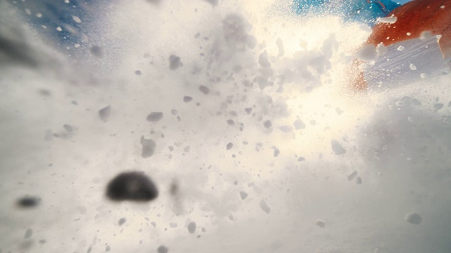 滑雪板在滑行过程中溅起的镜头视频素材