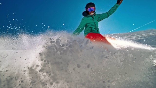 速度坡道女子滑雪板造成的粉末溅在阳光视频下载