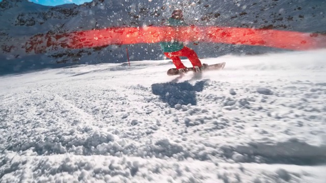速度坡道TS女子滑雪板下降的积雪覆盖的山在阳光和照明弹视频素材
