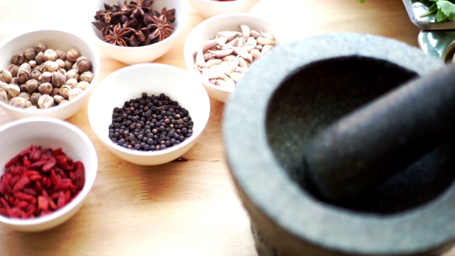 图片:用花岗岩研钵和杵准备泰国菜的香料和药草原料。视频素材