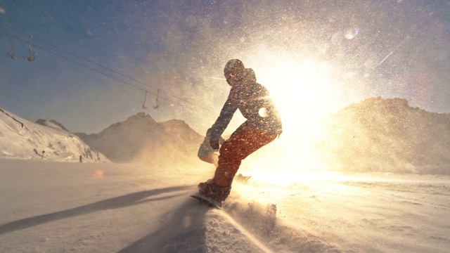 两名滑雪板运动员朝着夕阳下山视频下载