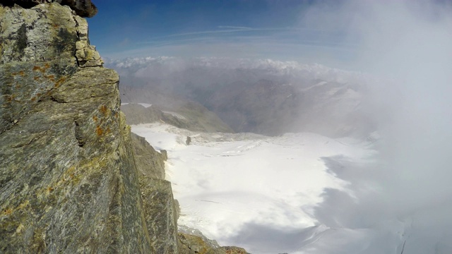 登山家POV在远征意大利阿尔卑斯山的大天堂峰。从头盔mount gopro相机的观点视频素材