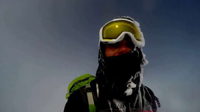 在法国阿尔卑斯山勃朗峰探险时，手持摇摇晃晃的自拍照。接近山顶。视频素材