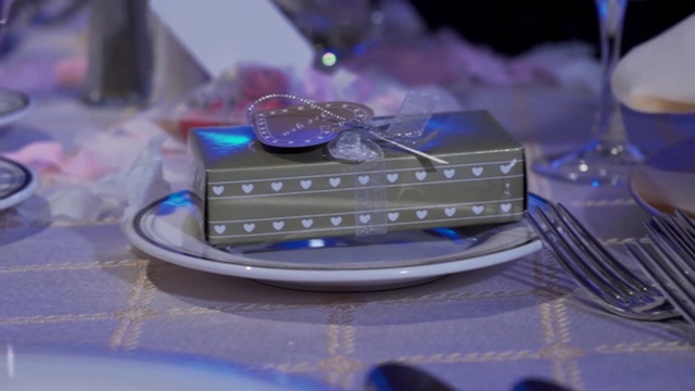 奉上精致的婚宴餐桌视频素材