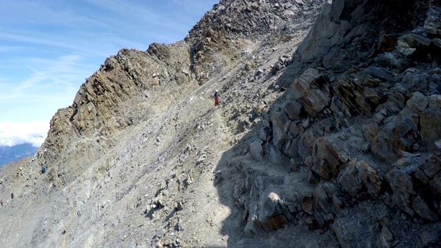 在法国阿尔卑斯山勃朗峰的夏季探险中，人们成功地跑上了库洛伊德的危险通道视频素材