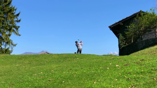 高尔夫球手与高尔夫俱乐部司机开球视频素材