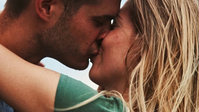 微笑的年轻夫妇在假期亲吻视频素材