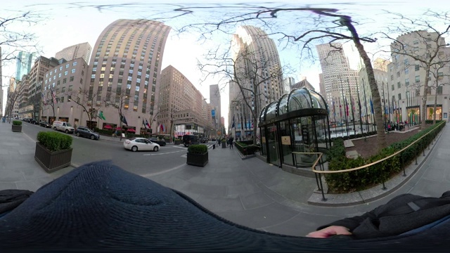 360 VR纽约市POV行走在第五大道视频下载