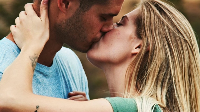 年轻情侣在徒步旅行时接吻视频素材