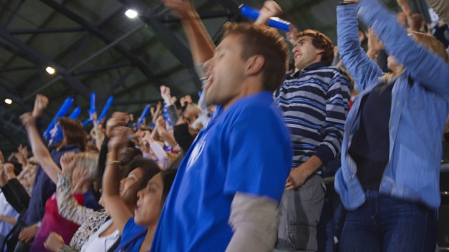 一场体育比赛中，年轻人跳上讲坛大声欢呼视频下载