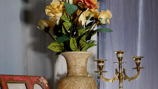 装饰。从底部到顶部的全景图，花瓶和蜡烛。视频下载