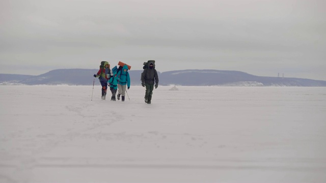 四个年轻人去雪域沙漠徒步旅行视频素材