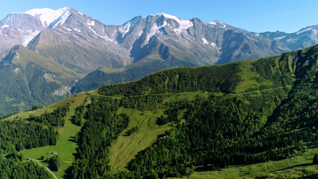 美丽的阿尔卑斯山山脉鸟瞰图，蓝天下的勃朗峰-法国视频下载