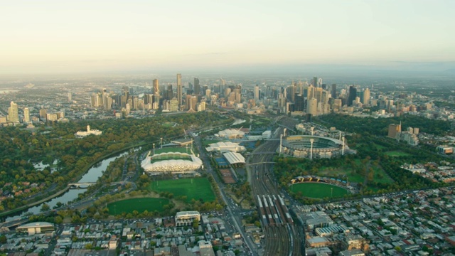 鸟瞰图墨尔本城市天际线在日出澳大利亚视频下载