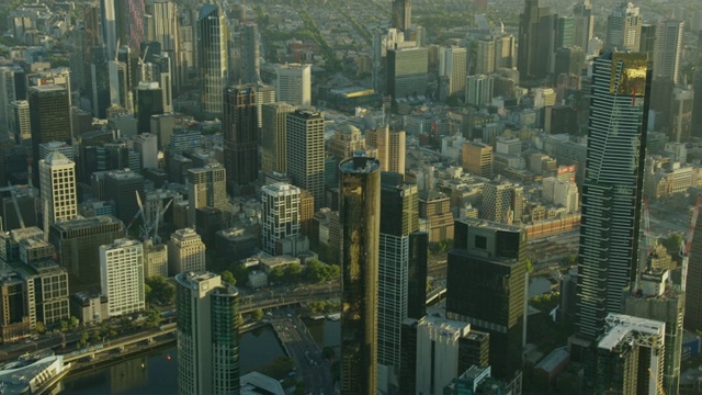 空中日出的墨尔本摩天大楼天际线视频素材