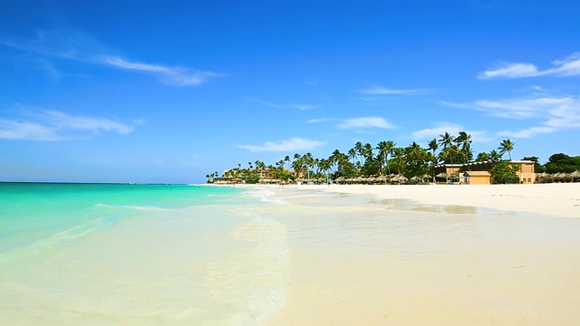 令人惊叹的美丽阿鲁巴岛的白色沙滩。碧蓝的海水和蔚蓝的天空。美丽的背景。视频素材