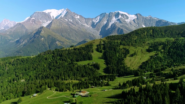 鸟瞰图阿尔卑斯山的一个山脉，与勃朗峰下的蓝天-法国视频下载