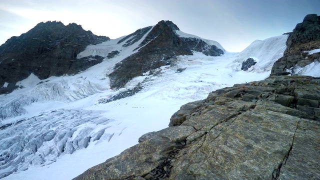 从登山队员在远征到大天堂山顶意大利阿尔卑斯山的冰川全景波夫视频素材