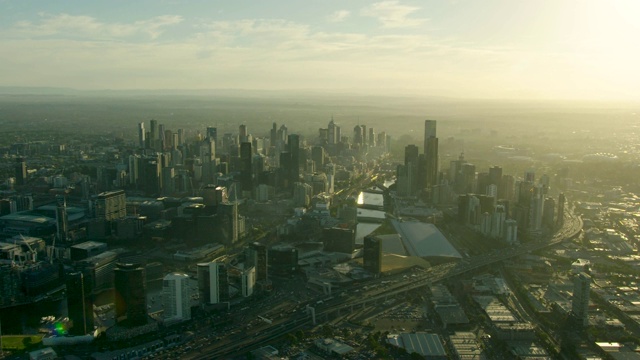 空中日出的墨尔本城市景观与太阳耀斑视频素材