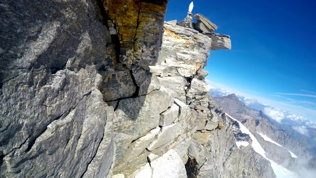 登山家POV在远征意大利阿尔卑斯山的大天堂峰。从头盔mount gopro相机的观点视频素材