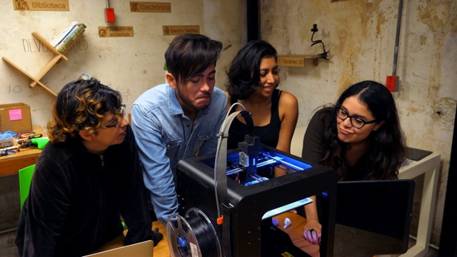 MS组工程师在车间用3D打印机打印部分项目时进行讨论视频素材