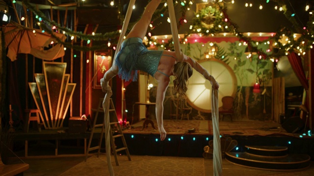 空中舞者在悬挂丝绸上表演，夜总会/普罗沃，美国犹他州视频素材