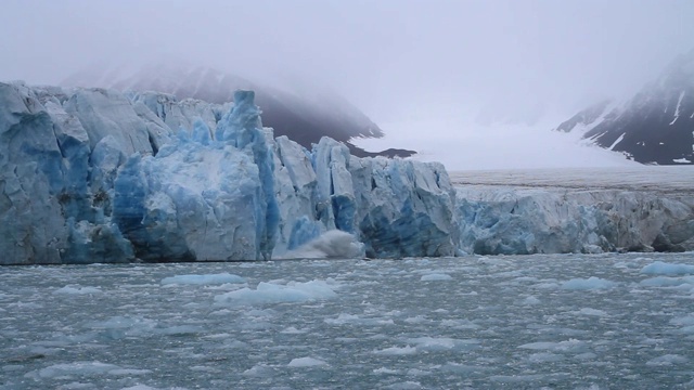 北极大冰川崩解的原始视频视频素材