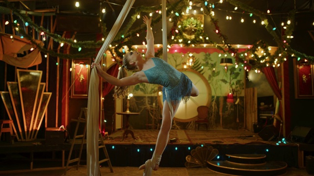 空中舞者在悬挂丝绸上表演的慢动作，夜总会/普罗沃，美国犹他州视频素材