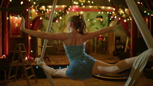 空中舞者表演在悬挂丝绸上劈叉的慢动作在夜总会/普罗沃，犹他州，美国视频素材