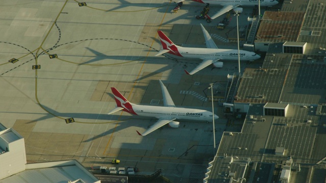 澳洲航空公司的飞机在墨尔本机场滑行视频下载
