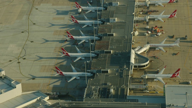 空中日出观看澳洲航空飞机停靠墨尔本机场视频下载