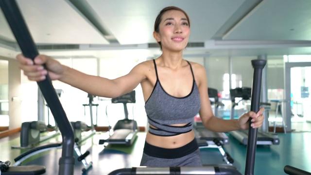 女人在健身房锻炼视频素材