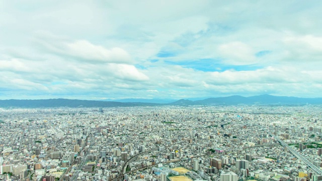 从日本大阪的安野春鹿拍摄的4K倾斜下平移延时鸟瞰图视频下载