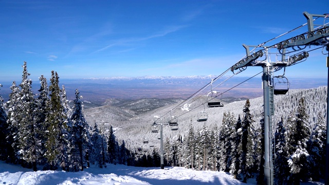 滑雪缆车山顶的圣达菲山完美的下午阳光在新墨西哥视频下载