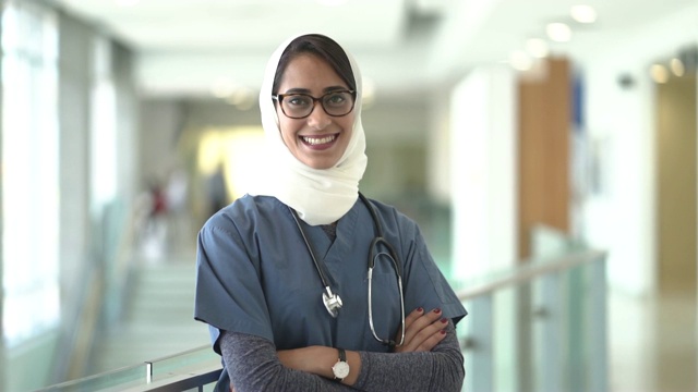 一名女穆斯林医生的肖像视频下载