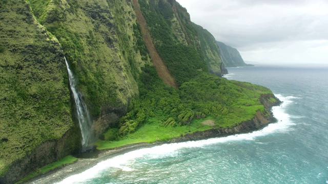 鸟瞰图陡峭的侏罗纪悬崖，太平洋夏威夷视频下载