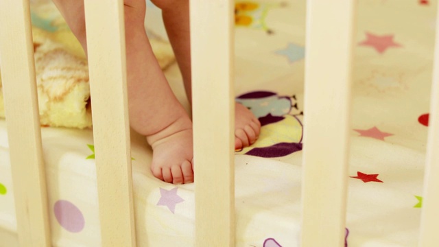 脚婴儿男孩在婴儿床视频下载