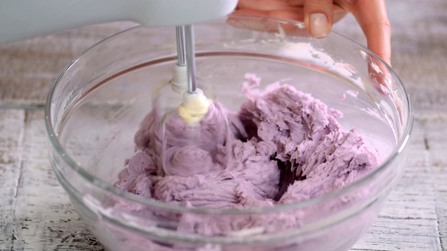糕点师用搅拌机搅拌蓝莓奶油视频素材