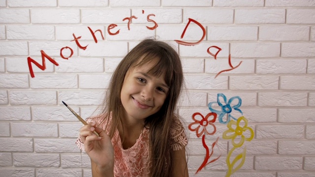 母亲的一天。这个孩子画花。视频下载