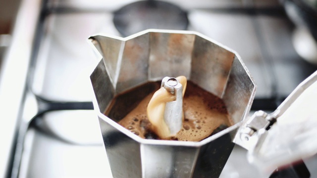 新鲜的咖啡来自传统的意大利摩卡咖啡壶。视频下载
