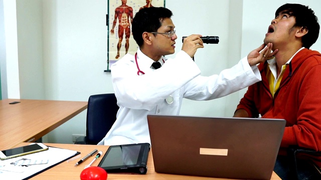 健康的概念:与医生交谈交流，说出病人的症状视频素材
