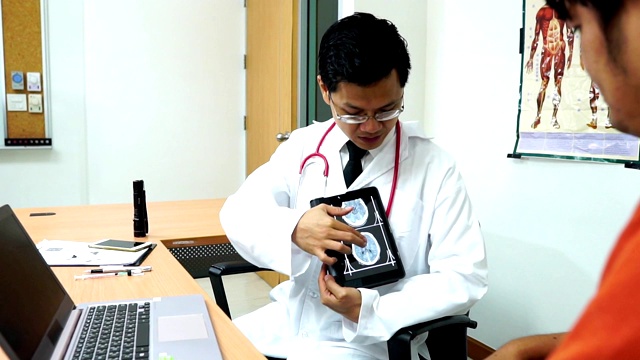 健康的概念:医生治疗的是病人的健康视频素材