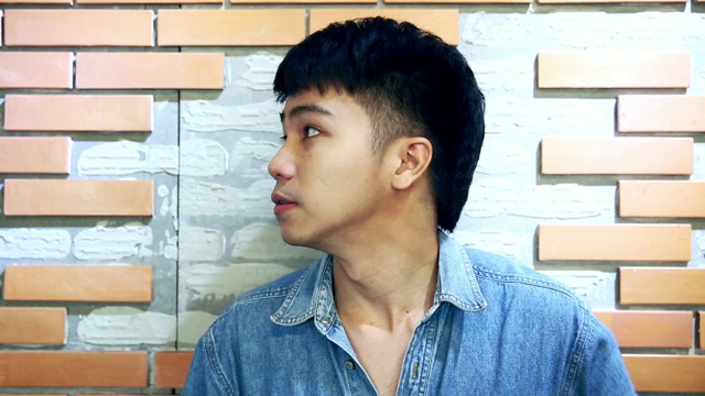 年轻自信英俊的亚洲男人站在镜头前视频素材