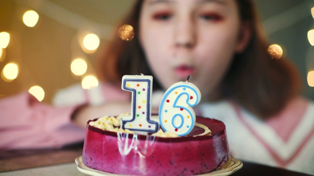 小女孩在生日蛋糕上吹蜡烛视频下载