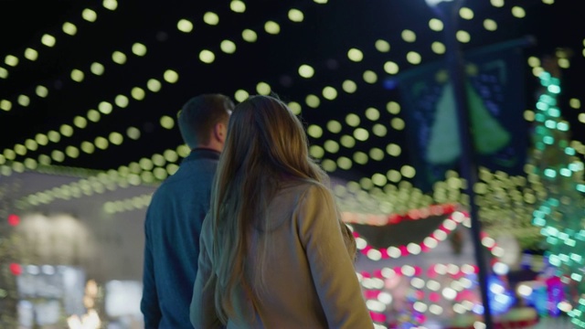 慢镜头低角度的夫妇散步在户外在圣诞节/普罗沃，犹他州，美国视频素材
