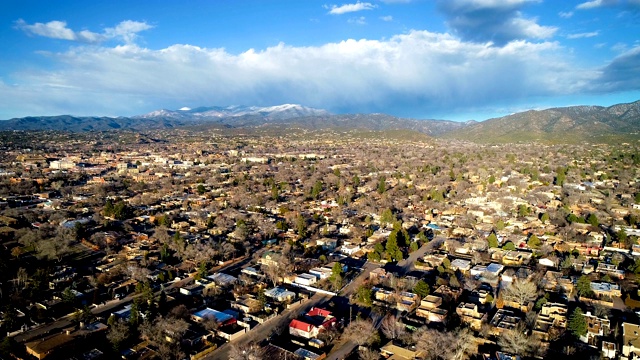 高高地俯瞰着新墨西哥州圣达菲市广阔的城市景观视频素材