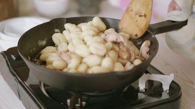做蘑菇菠菜汤圆视频素材