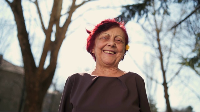 快乐微笑的老妇人视频素材