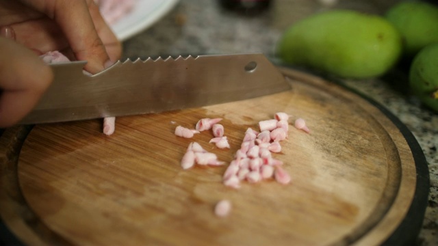 切鸡肉做饭的女人视频素材